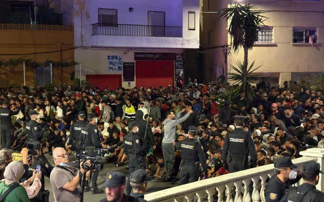En imágenes: Tensión en el traslado de los inmigrantes de las playas del Trampolín y Benítez al dispositivo del Puerto de Ceuta