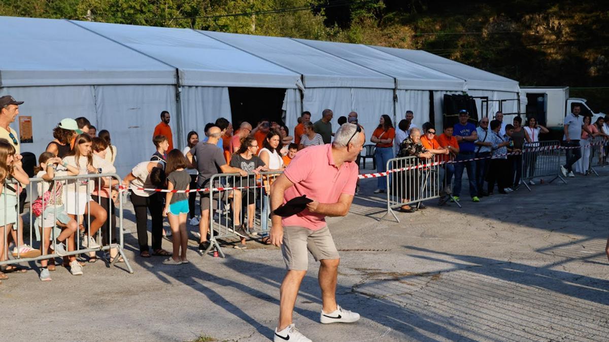 La competición de lanzamiento de txapela levantó una gran expectación.