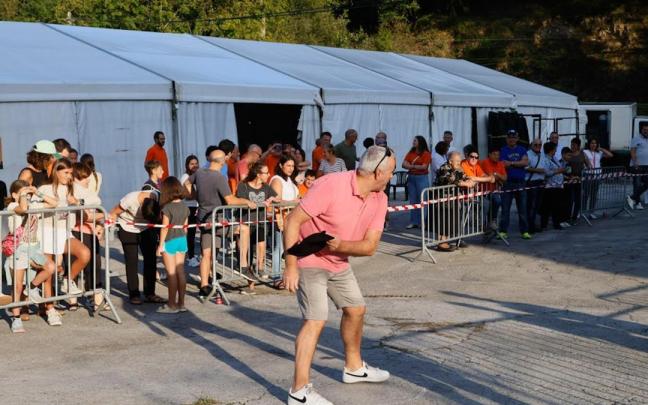 La competición de lanzamiento de txapela levantó una gran expectación.