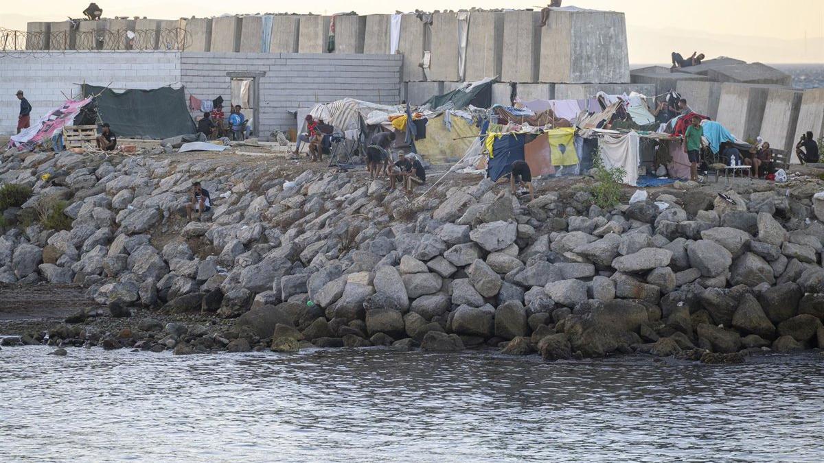 En la zona de la playa del Trampolín permanecen aún cientos de migrantes en situación irregular, donde han vuelto a construir chozas