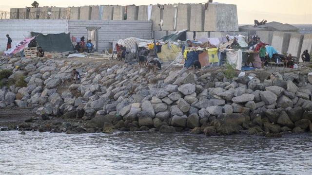 En la zona de la playa del Trampolín permanecen aún cientos de migrantes en situación irregular, donde han vuelto a construir chozas