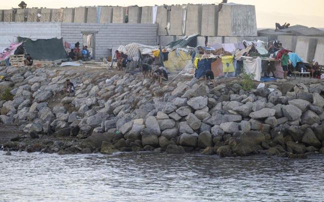 En la zona de la playa del Trampolín permanecen aún cientos de migrantes en situación irregular, donde han vuelto a construir chozas