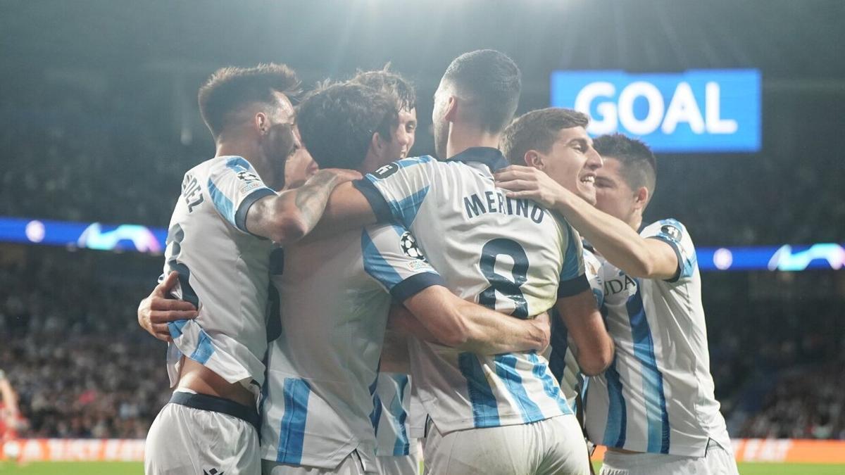 Los futbolistas de la Real celebran uno de los goles marcados contra el Benfica en Champions. / RUBEN PLAZA