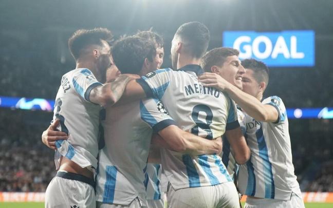 Los futbolistas de la Real celebran uno de los goles marcados contra el Benfica en Champions. / RUBEN PLAZA