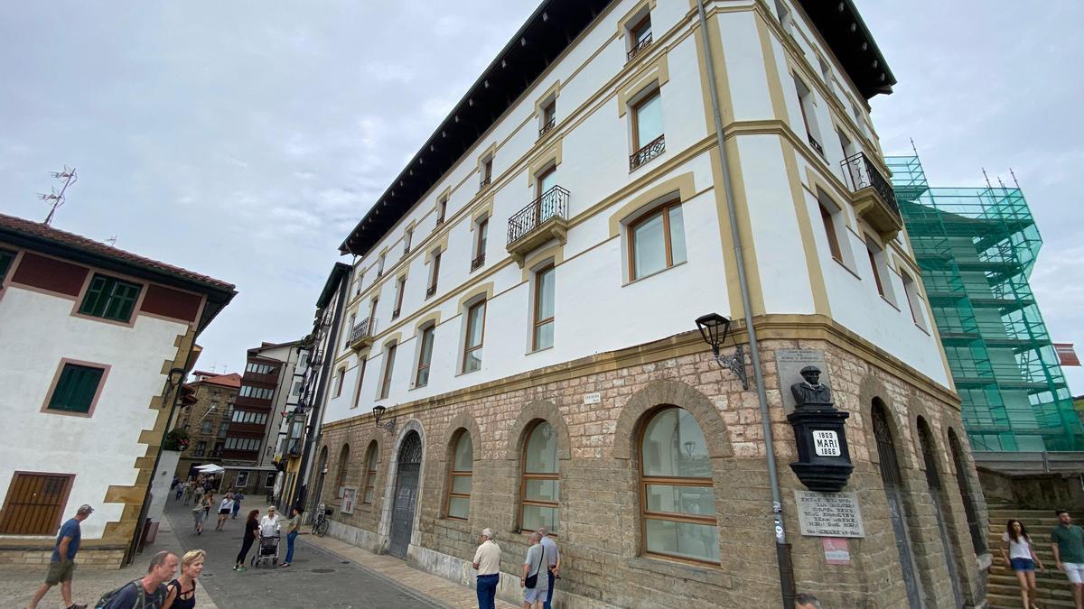 Exterior de Zumaiako Alondegia, edificio que alberga la Sala Oxford, donde el PNV celebrará su jornada participativa.
