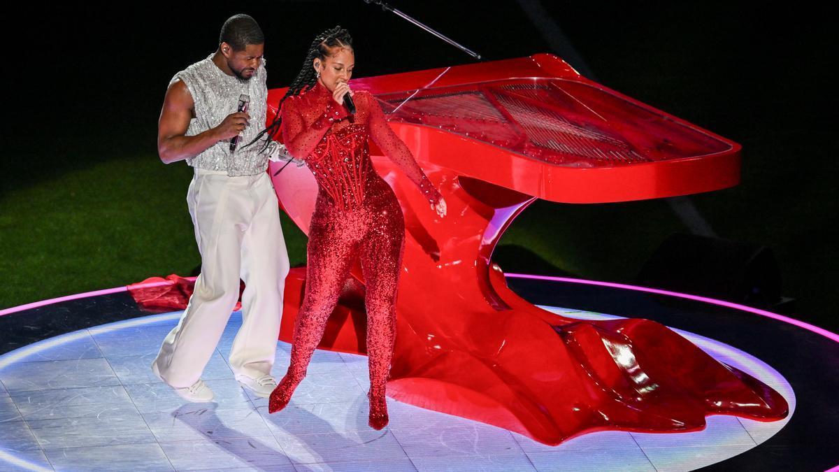Usher durante su actuación junto a Alicia Keys