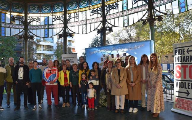 La directora de Tráfico del Gobierno vasco, Estibaliz Olabarri, acompañada de otras autoridades y de familiares de víctimas de accidentes de tráfico.