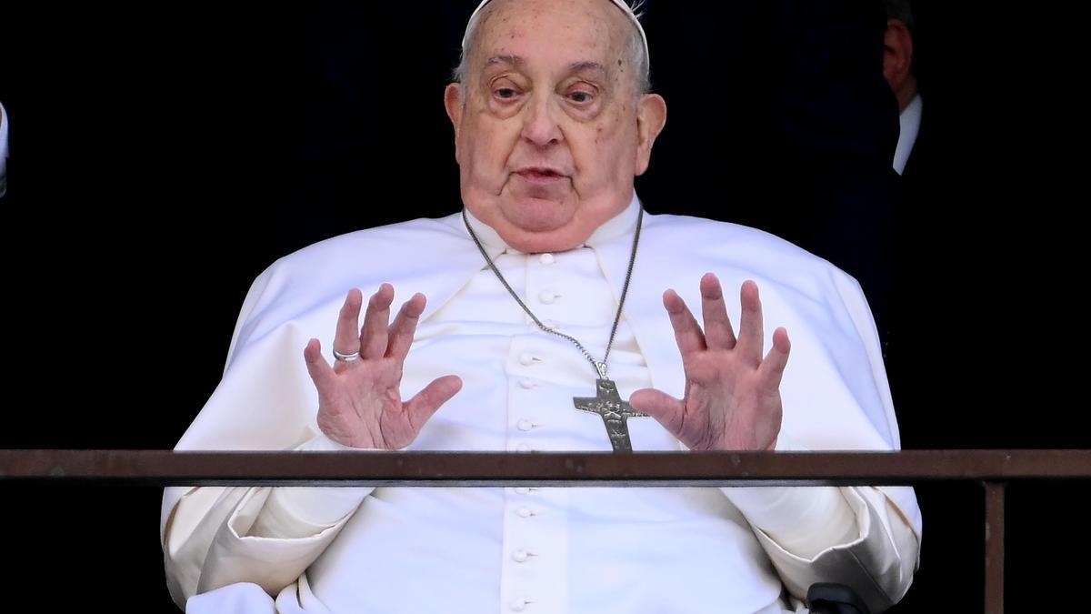 El Papa Francisco saluda desde el balcón del Hospital Gemelli de Roma tras su hospitalización