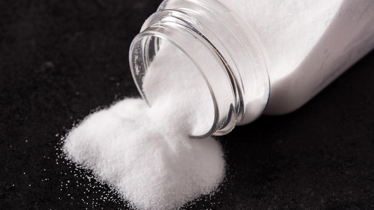 Un bote de bicarbonato de sodio