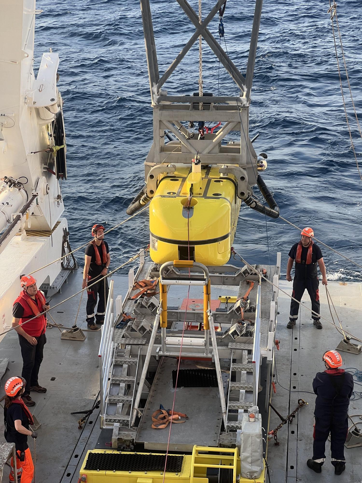 Vista del AUV Ulyx desplegado para una inmersión en aguas profundas en la zona de vertido de residuos radiactivos del Atlántico Nororiental.