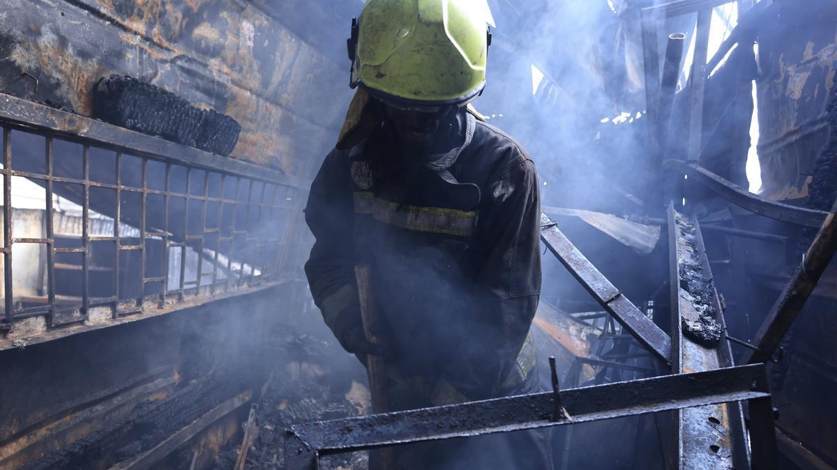 Un bombero trabaja en la extinción del incendio en Kenia.