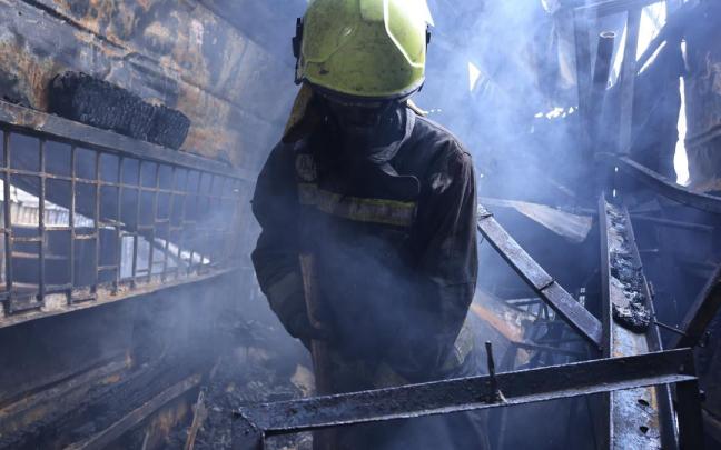 Un bombero trabaja en la extinción del incendio en Kenia.