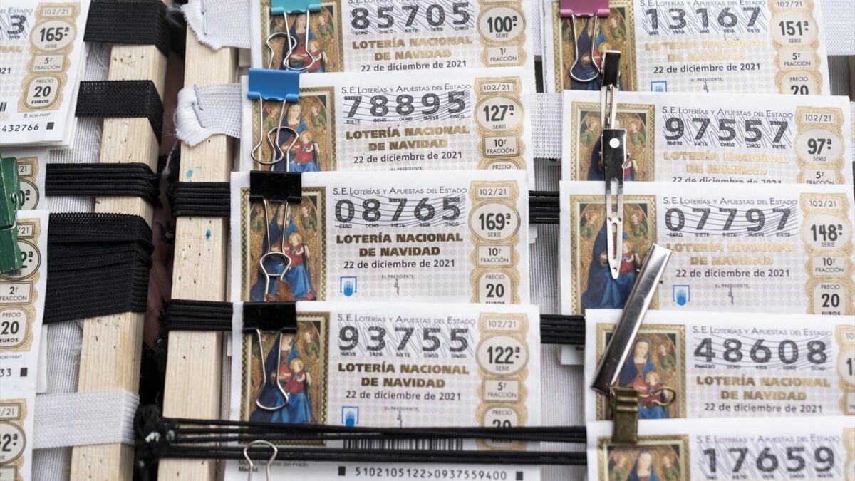 Décimos de la Lotería de Navidad, listos para vender en una administración