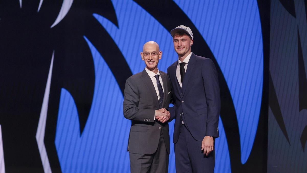 Cooper Flagg tiende la mano a Adam Silver, comisionado de la NBA, tras ser elegido número 1 del último draft.