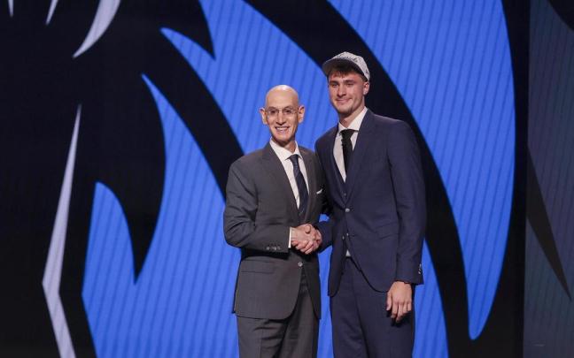 Cooper Flagg tiende la mano a Adam Silver, comisionado de la NBA, tras ser elegido número 1 del último draft.