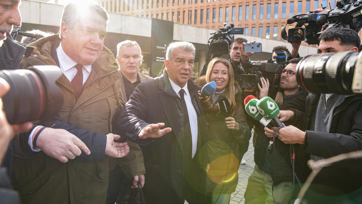 Joan Laporta, presidente del Barcelona, a la salida de los juzgados tras declarar por el ‘caso Negreira’.
