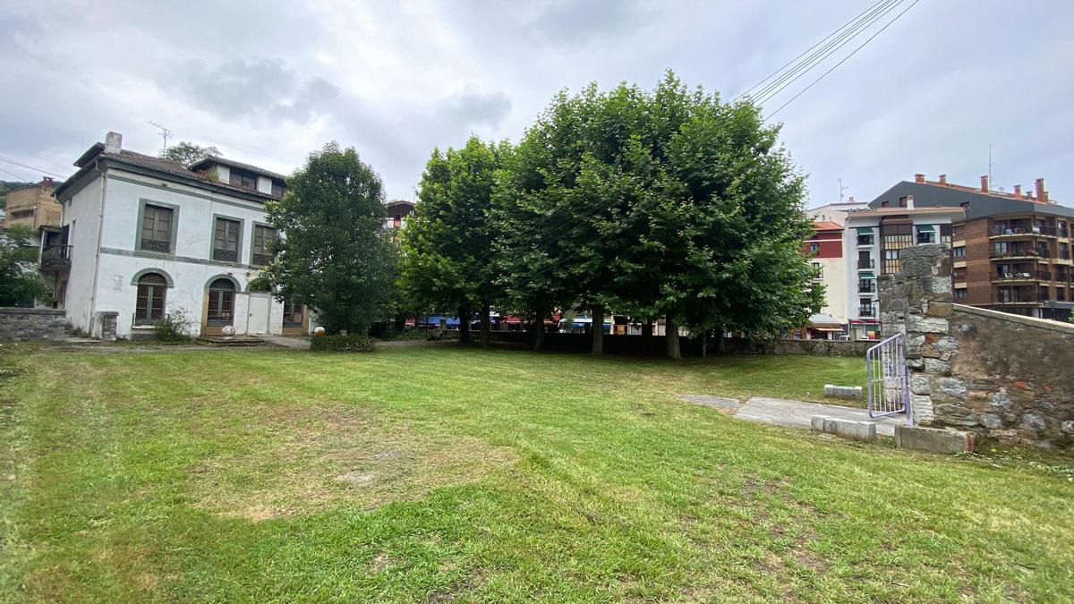 Edificio Erkibe de Zumaia junto a su jardín.