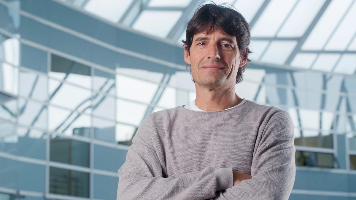 Jordi Llop trabaja para buscar la manera de reparar o prevenir las alteraciones de esa mielina como estrategia para tratar el Alzheimer.