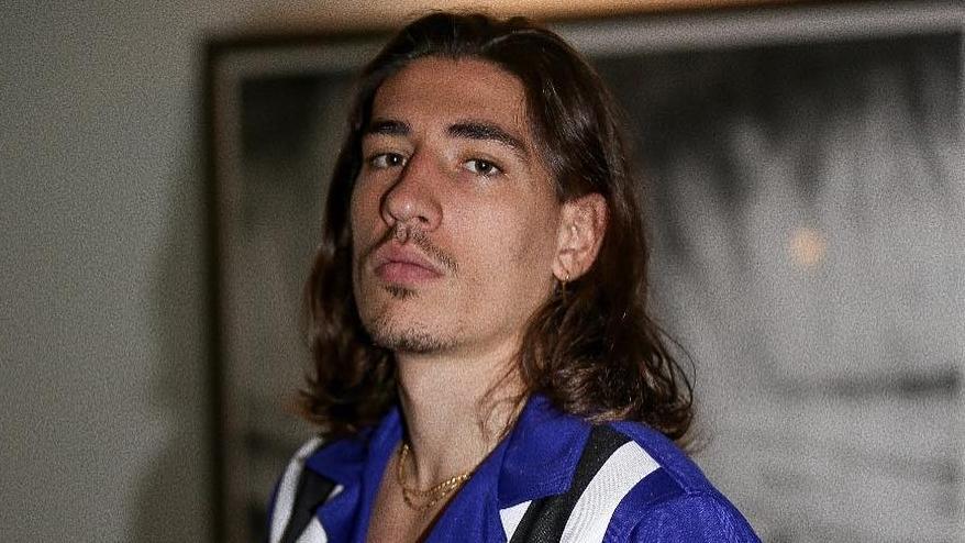 Hace unos años, el jugador tenía el cabello largo y liso.
