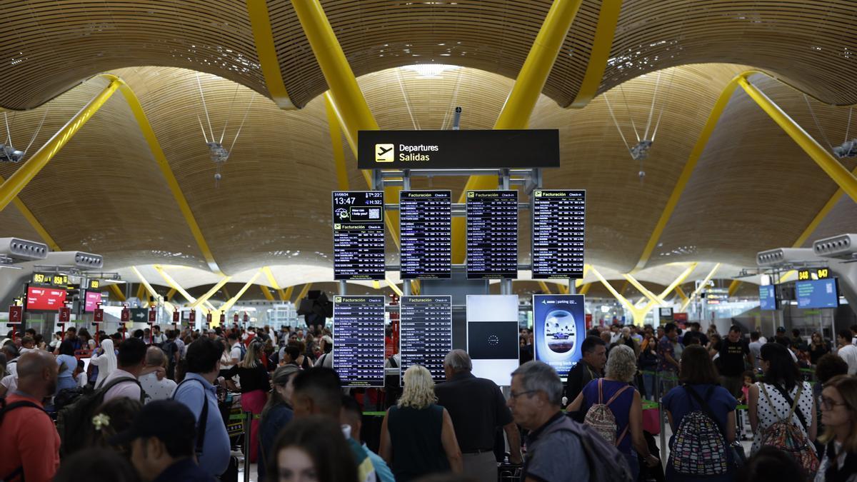 Pasajeros en un aeropuerto.