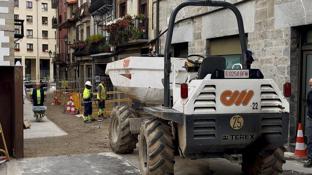 Operarios de la empresa Zubieder trabajando en el tramo actualmente en obras.