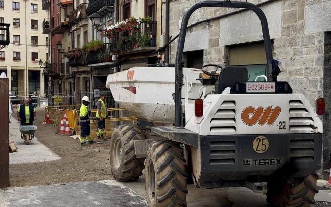 Operarios de la empresa Zubieder trabajando en el tramo actualmente en obras. / B.U. Operarios de la empresa Zubieder trabajando en el tramo actualmente en obras.