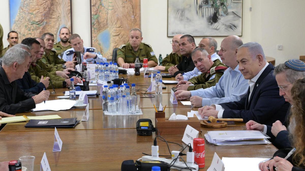 El primer ministro israelí, Benjamín Netanyahu, con el Gabinete de Guerra israelí