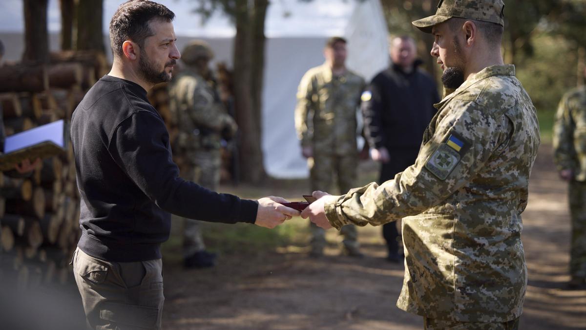 Zelenski condecora a varios militares por su contribución a la defensa de Ucrania.