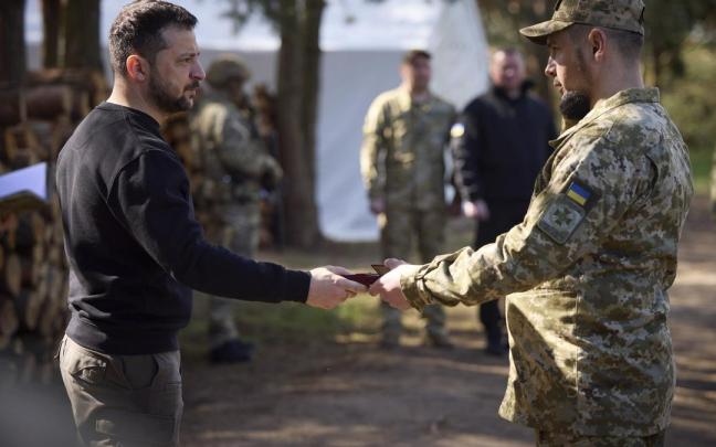 Zelenski condecora a varios militares por su contribución a la defensa de Ucrania.