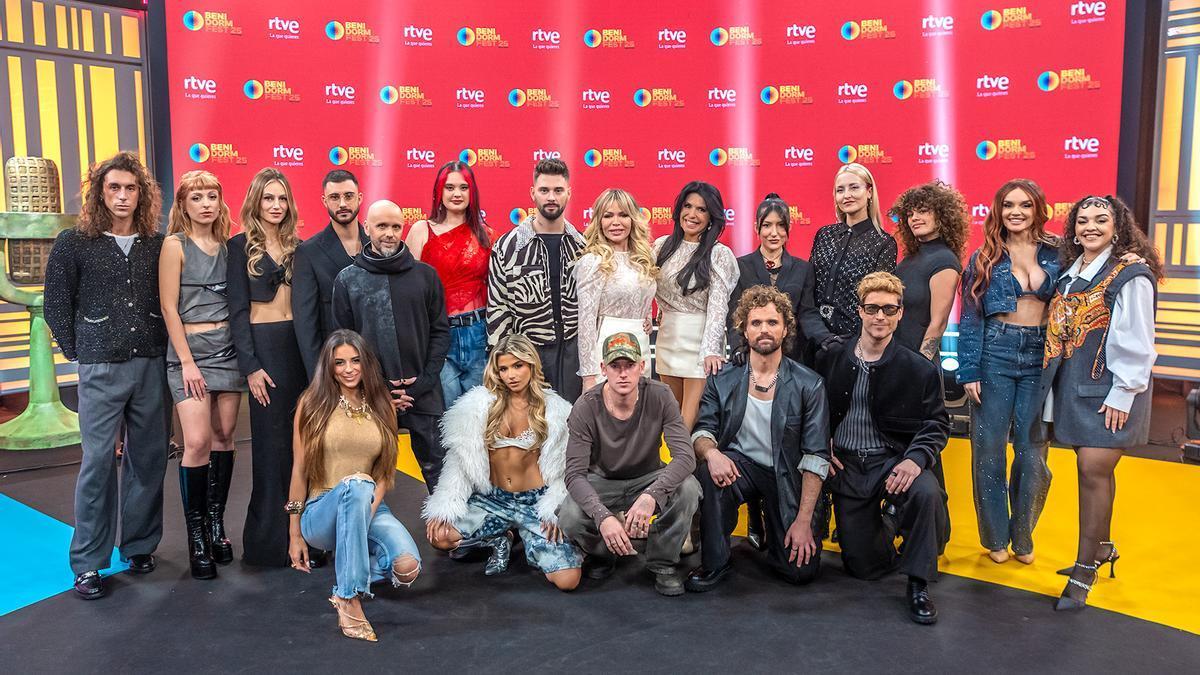 Foto de familia de todos los participantes en el Benidorm Fest.