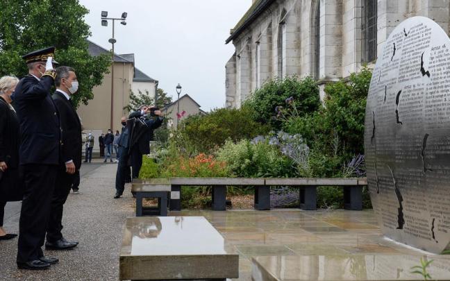 Acto conmemorativo en recuerdo al sacerdote Jacques Hamel, asesinado por dos jóvenes yihadistas en una parroquia de Normandia.