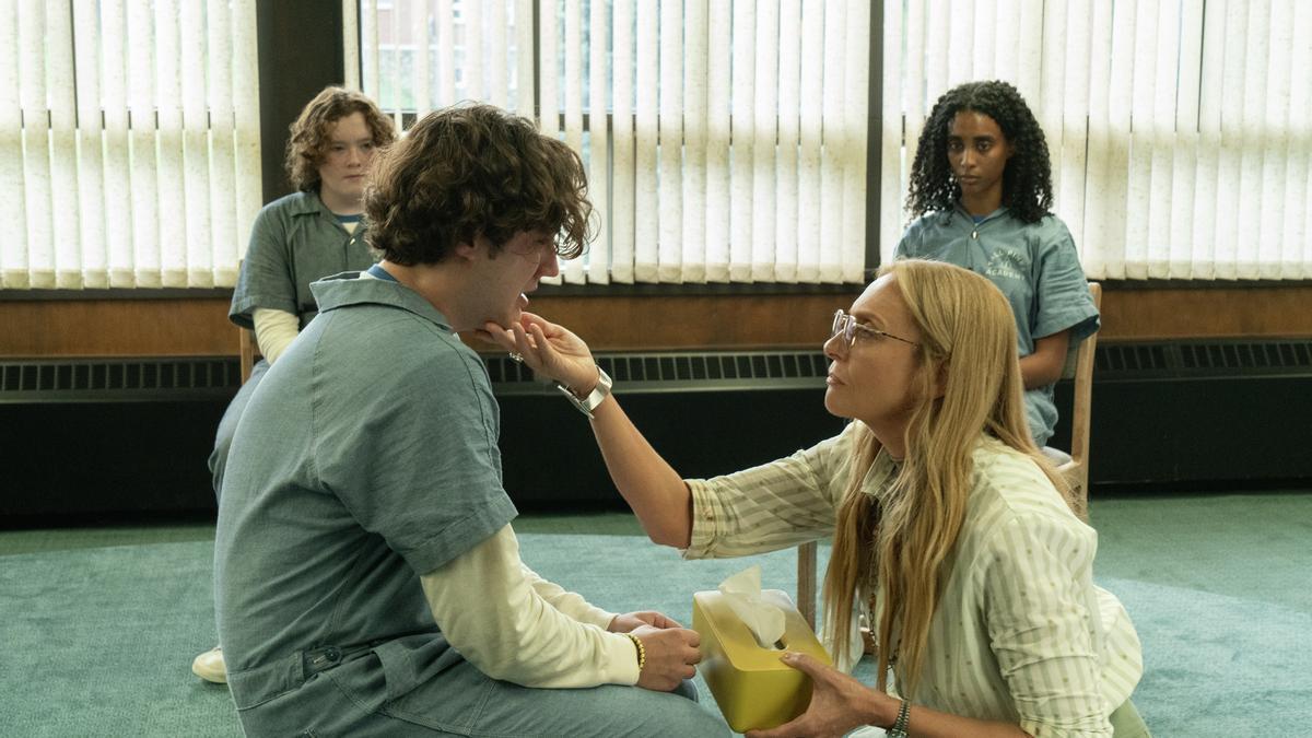 El joven actor John Daniel y Toni Collette en un episodio de la serie ‘Incontrolables’