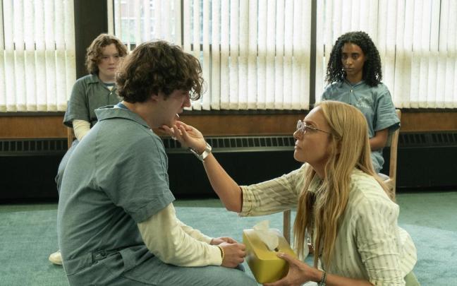 El joven actor John Daniel y Toni Collette en un episodio de la serie ‘Incontrolables’