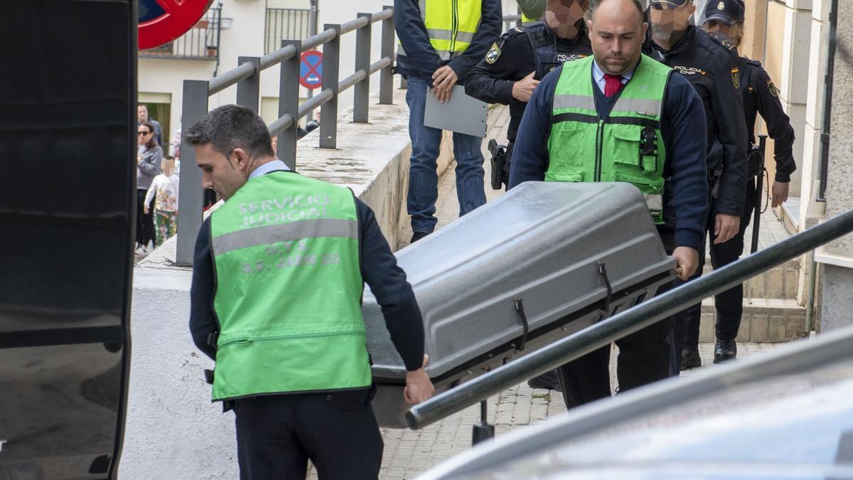 Personal de una funeraria traslada un cuerpo ajeno a esta historia.