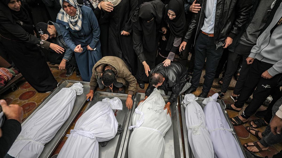 Varios palestinos velan a sus seres queridos en el Hospital Nasser, Jan Yunis.