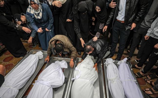 Varios palestinos velan a sus seres queridos fallecidos en el Hospital Nasser de Nasser Hospital in Jan Yunis.