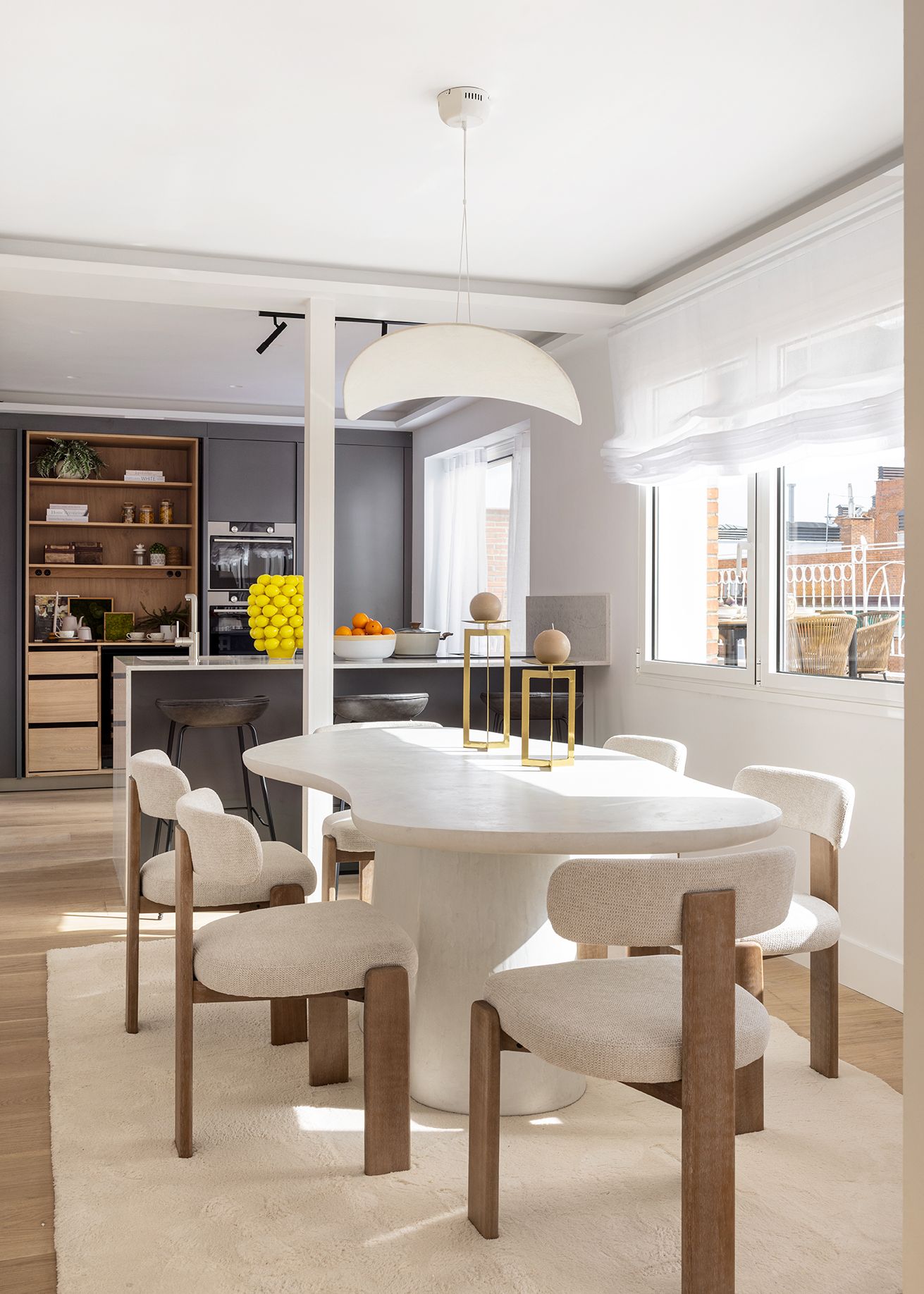 El comedor y la cocina de esta vivienda de concepto abierto.