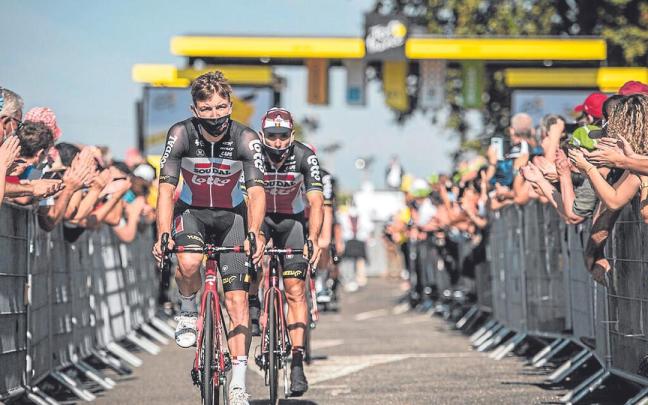 Las salidas de las etapas y las metas son notables puntos de interés para aficionados y medios de comunicación. | FOTOS: ASO/CHARLY LÓPEZ