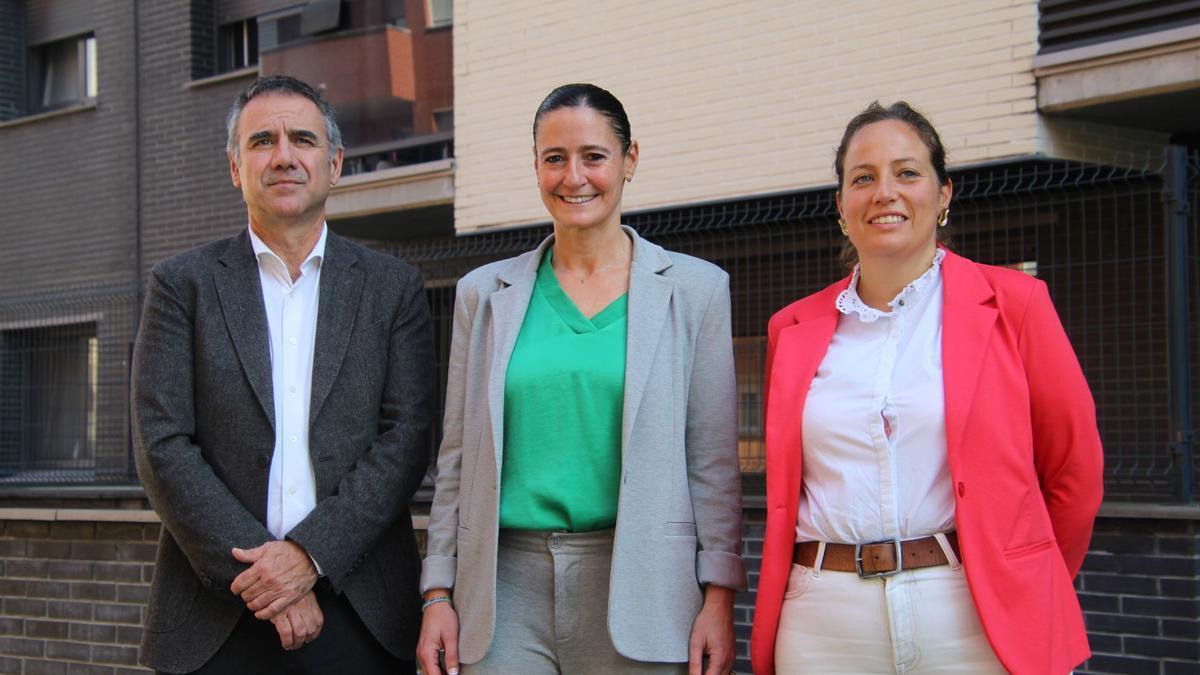 Viceconsejero de Vivienda, Miguel de los Toyos; Mireia Elkoroiribe, alcaldesa de Durango, y Jesica Ruiz, teniente de alcalde