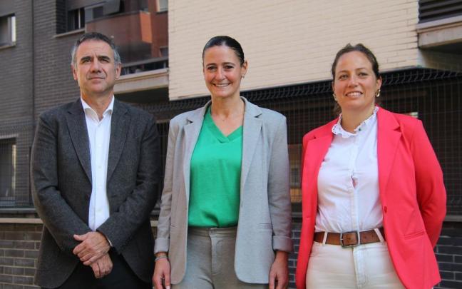 Viceconsejero de Vivienda, Miguel de los Toyos; Mireia Elkoroiribe, alcaldesa de Durango, y Jesica Ruiz, teniente de alcalde