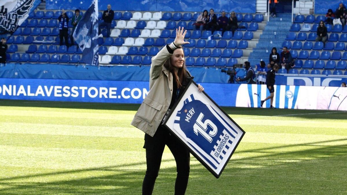 Mery fue homenajeada en los prolegómenos del encuentro