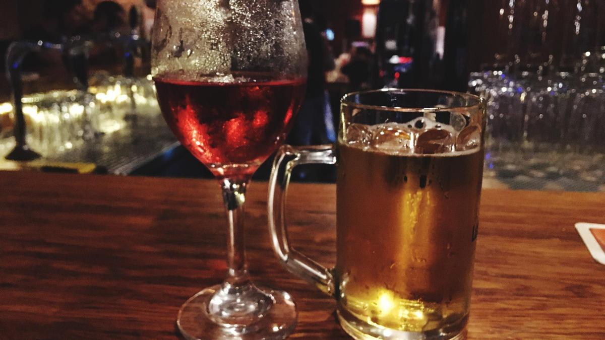 Una copa de vino y una jarra de cerveza.