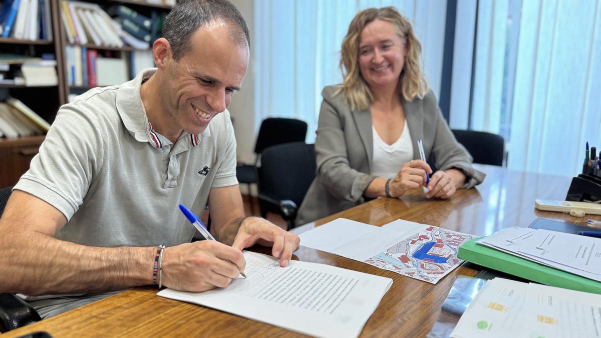 Firma del acuerdo oficial por el que la parcela de Iturripe queda en manos del Ayuntamiento.