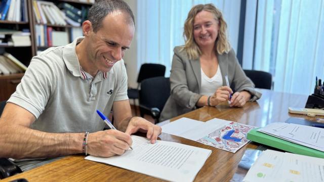 Firma del acuerdo oficial por el que la parcela de Iturripe queda en manos del Ayuntamiento.