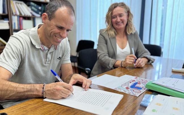 Firma del acuerdo oficial por el que la parcela de Iturripe queda en manos del Ayuntamiento.