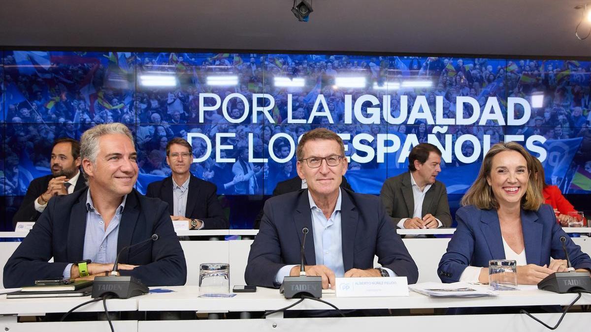 El presidente del PP, Alberto Núñez Feijoó, junto al coordinador general y a la secretaria general de su partido durante la Junta Directiva Nacional del PP.