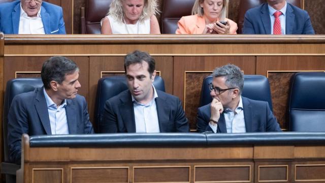 El presidente del Gobierno español, Pedro Sánchez, el vicepresidente primero Carlos Cuerpo y el ministro de la Presidencia, Félix Bolaños, en una sesión del Congreso