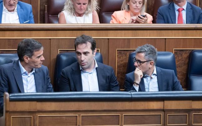 El presidente del Gobierno español, Pedro Sánchez, el vicepresidente primero Carlos Cuerpo y el ministro de la Presidencia, Félix Bolaños, en una sesión del Congreso