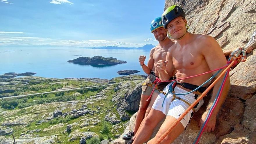 Sorloth posa con un amigo en las islas Lofoten (Noruega) mientras practica la escalada, este verano durante sus vacaciones. / INSTAGRAM
