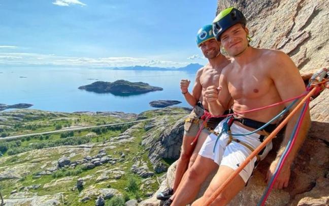 Sorloth posa con un amigo en las islas Lofoten (Noruega) mientras practica la escalada, este verano durante sus vacaciones. / INSTAGRAM
